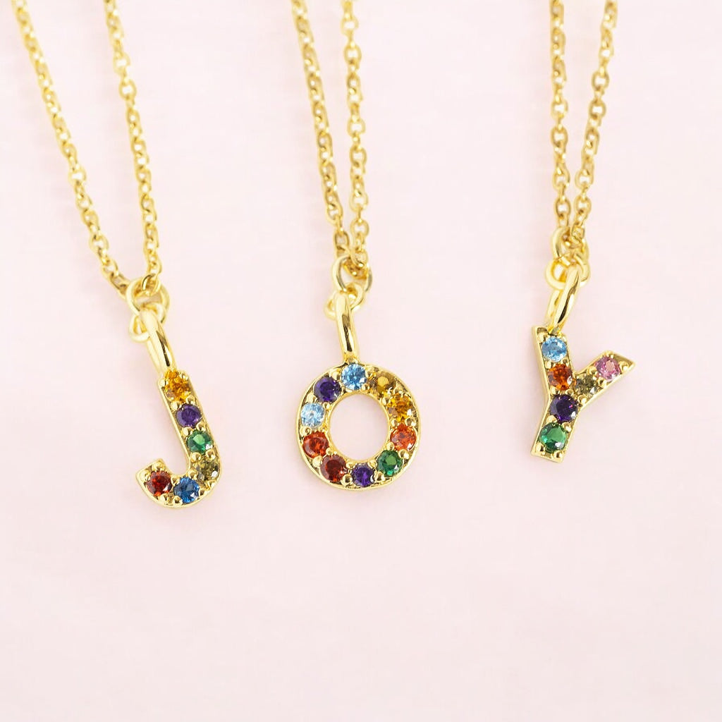 Joy by Corrine Smith Rainbow Initial Halskette Gold Zirkonia