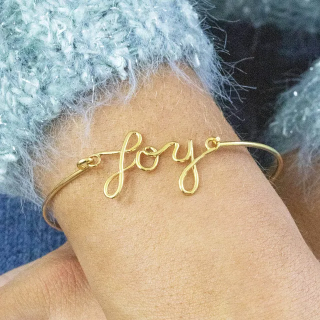 Joy by Corrine Smith JOY Script Armband Goldplattiert 18 cm