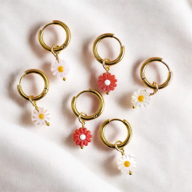 Joy by Corrine Smith Daisy Charm Huggie Ohrringe Gold