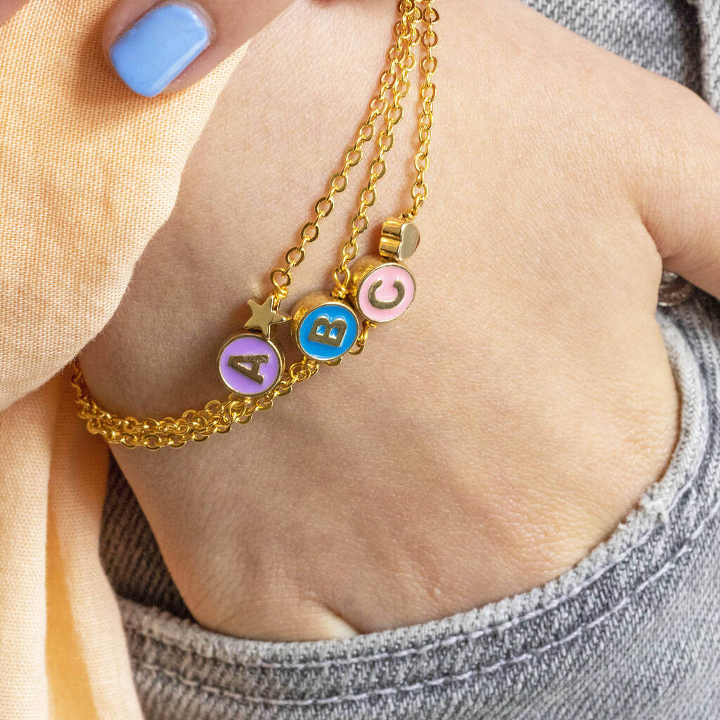 Joy by Corrine Smith Initial Armband Gold Emaille Buchstabe