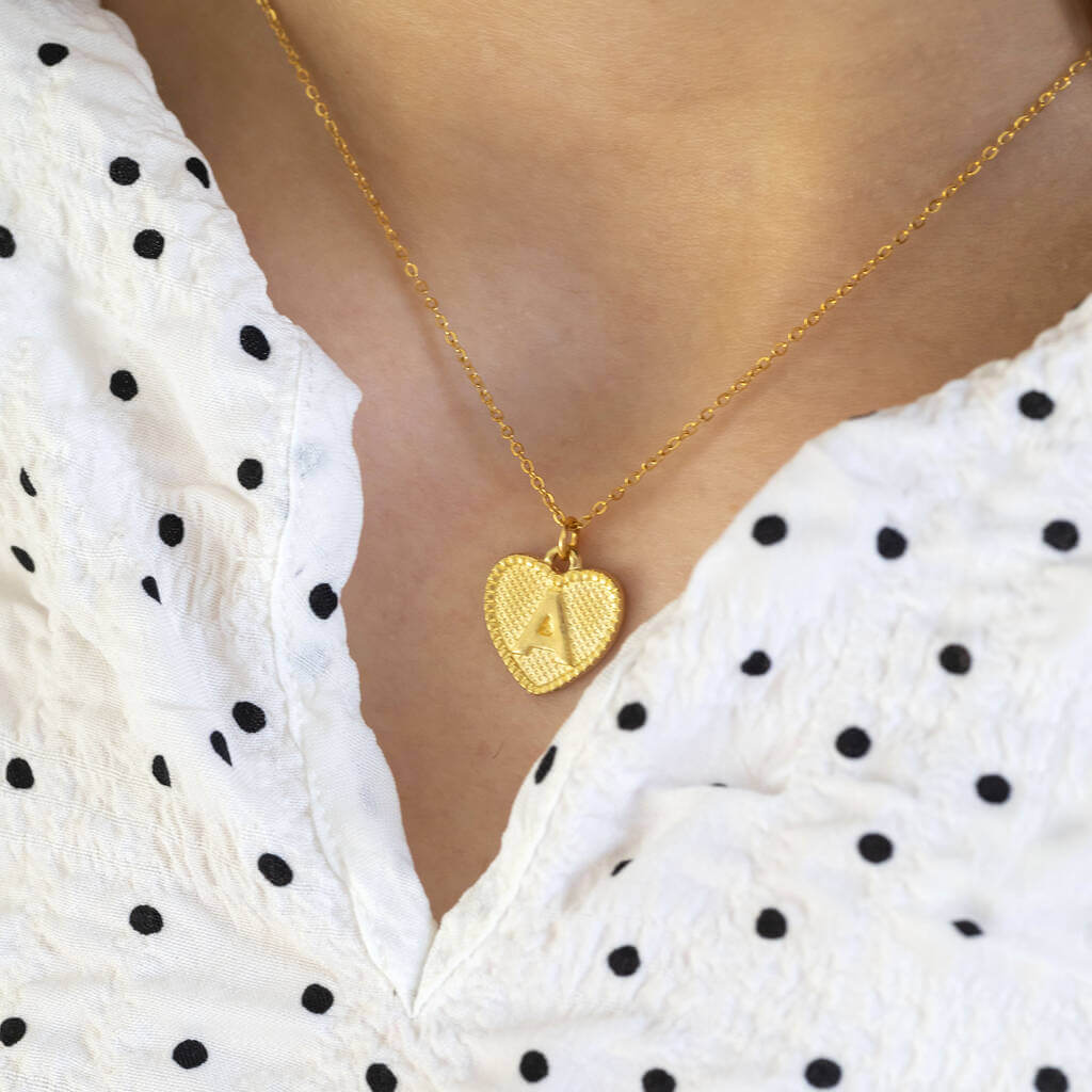 Joy by Corrine Smith Dotted Heart Initial Halskette Gold Herz