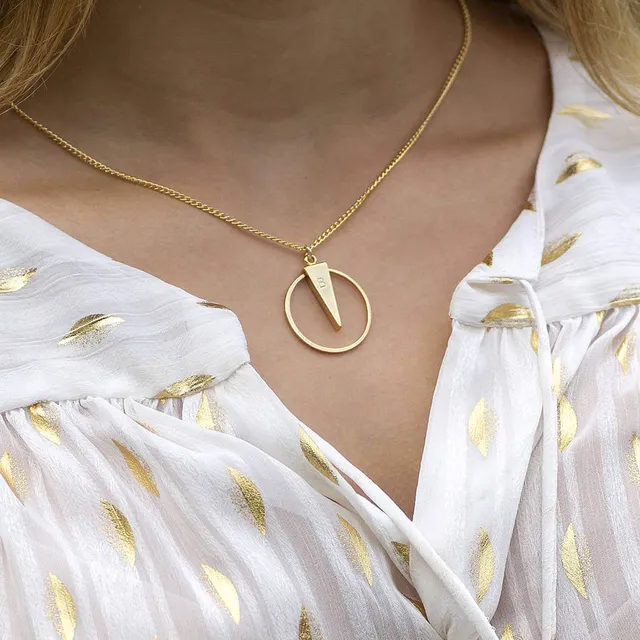 Joy by Corrine Smith Circle Spike Halskette Initiale Gold