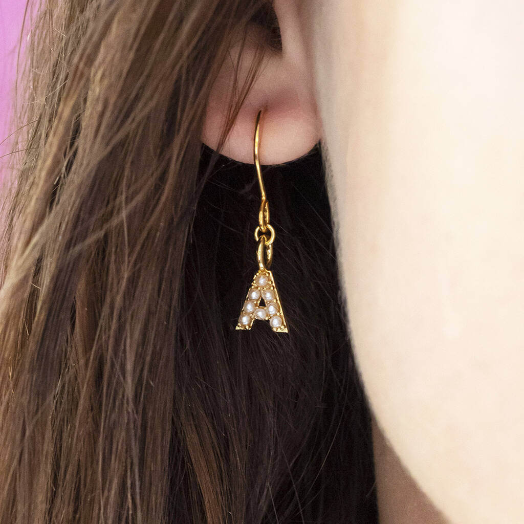 JOY by Corrine Smith Initial Ohrringe Perle Gold Buchstaben