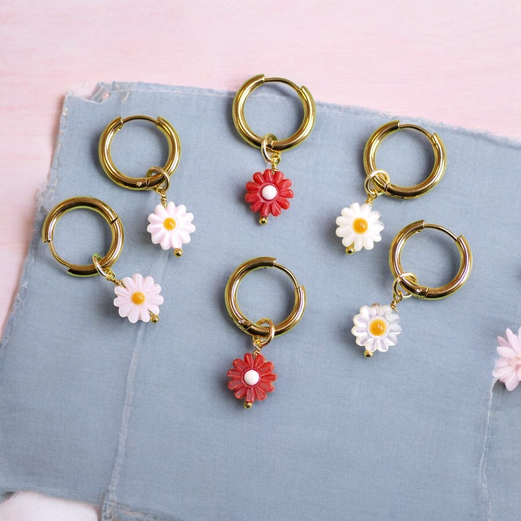 Joy by Corrine Smith Daisy Charm Huggie Ohrringe Gold