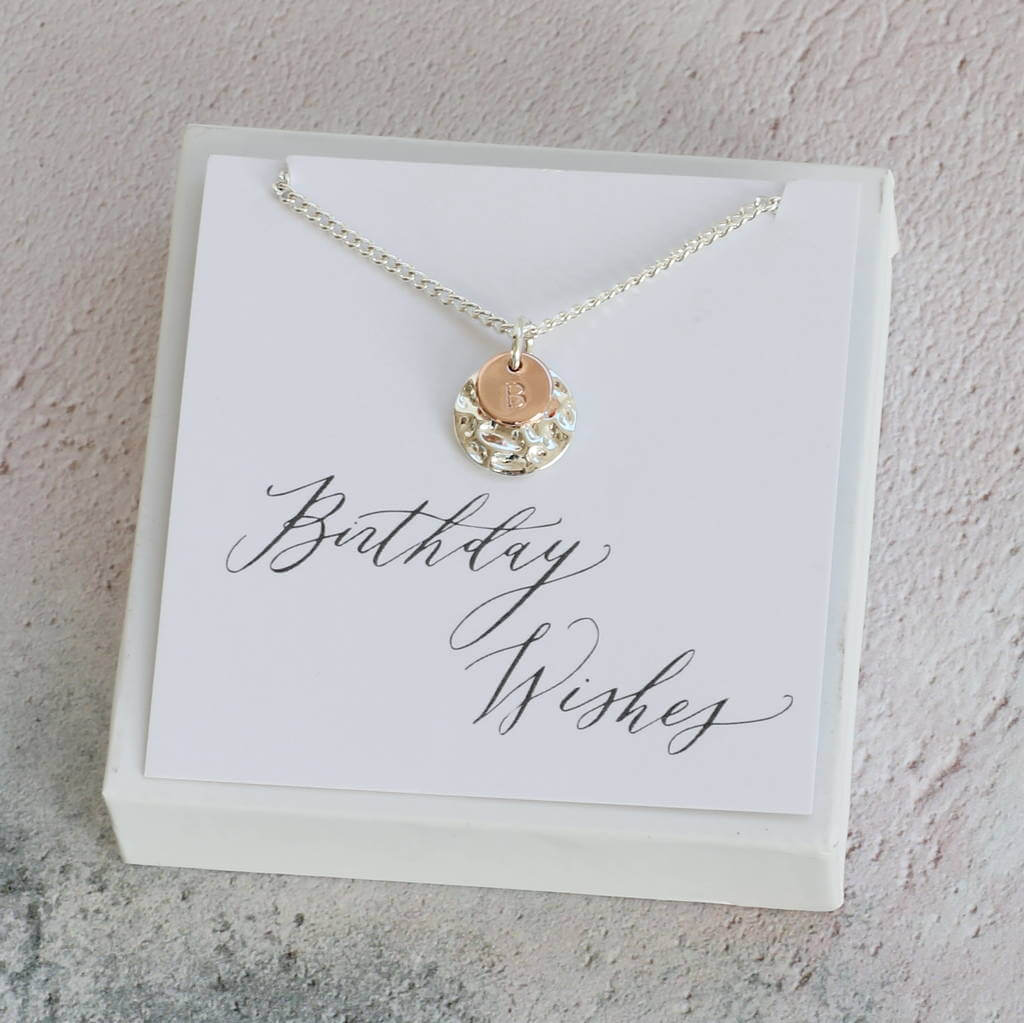 Joy by Corrine Smith Hammered Disc Initial Halskette Gold