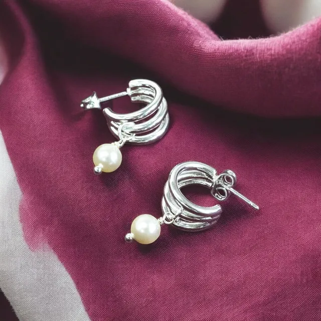 Joy by Corrine Smith Triple Hoop Perlen Ohrringe Silber