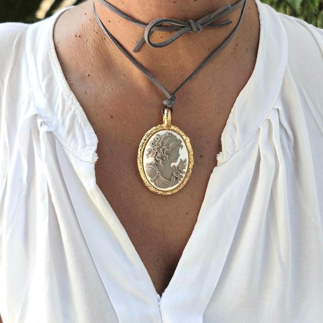 Alevá Bijoux Cammei Cammeo Anhänger Gold Grau mit Band 1 m