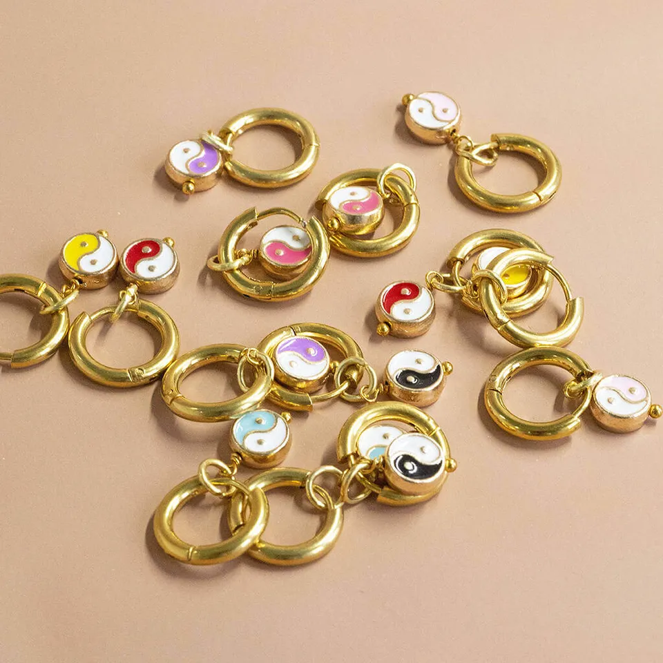 Joy by Corrine Smith Yin & Yang Huggie Hoop Ohrringe Gold