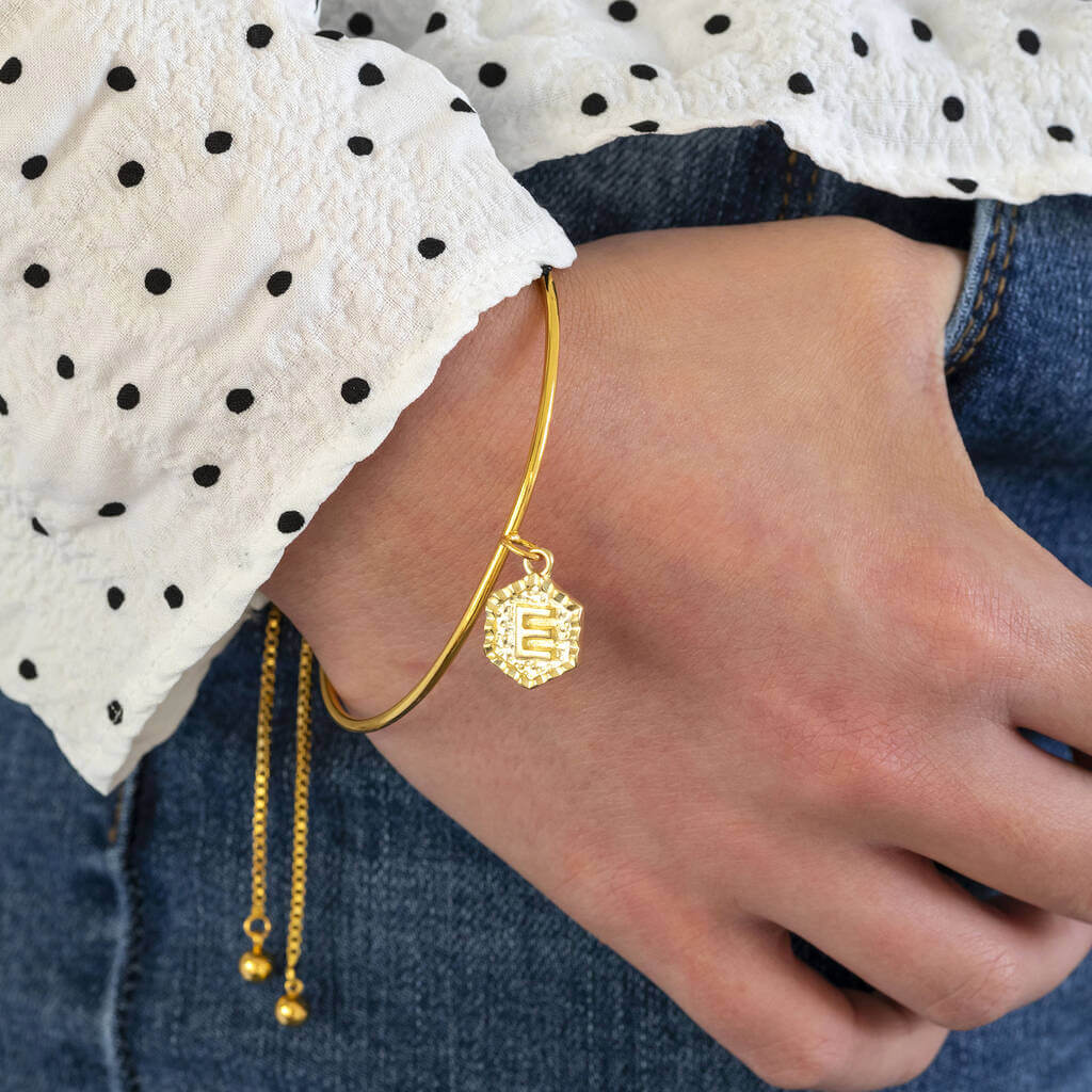 Joy by Corrine Smith Hexagon Armreif Gold mit Initiale