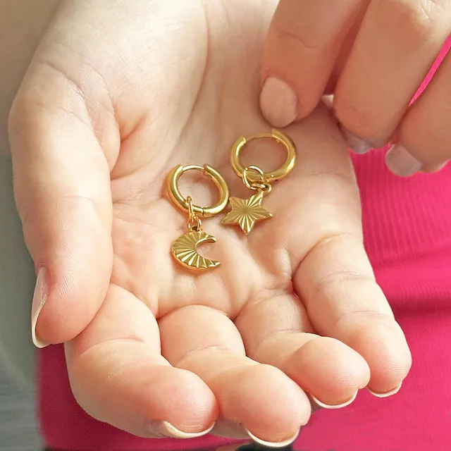 Joy by Corrine Smith Moon Star Creolen Gold Huggie Hoops