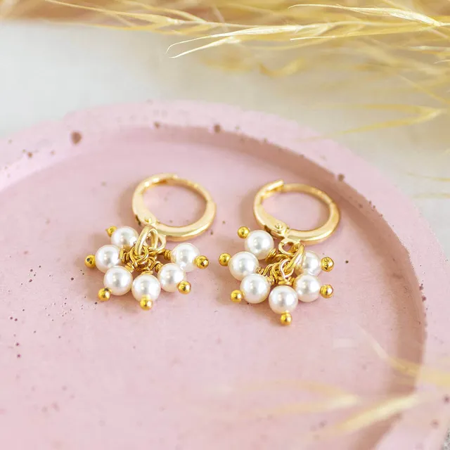 Joy by Corrine Smith Pearl Cluster Huggie Ohrringe Gold 1,2 cm