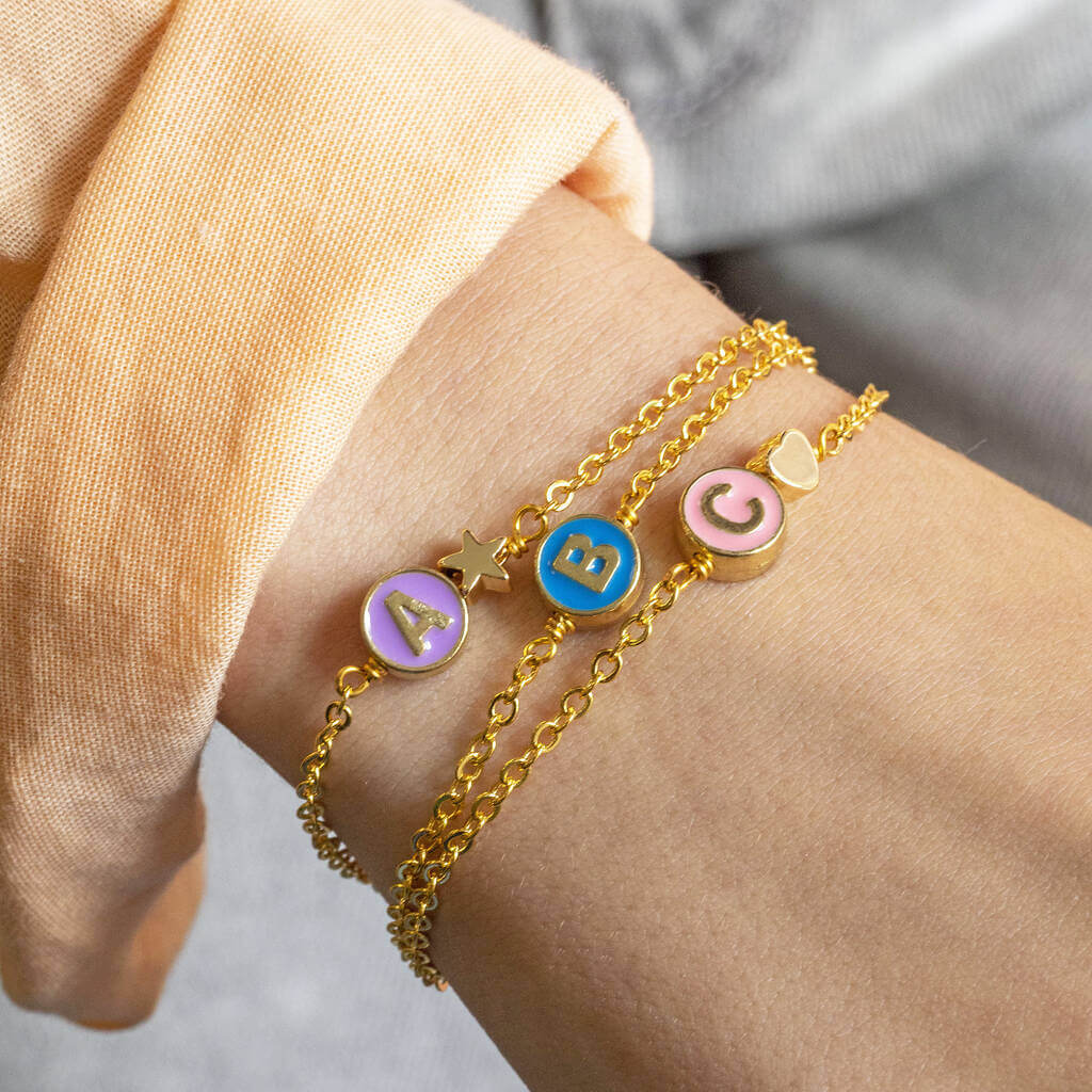 Joy by Corrine Smith Initial Armband Gold Emaille Buchstabe