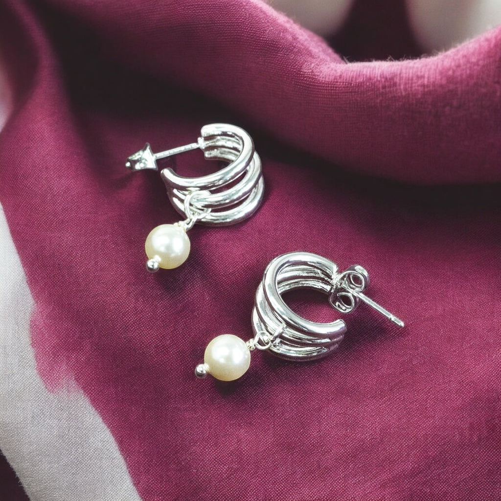 Joy by Corrine Smith Triple Hoop Perlen Ohrringe Silber