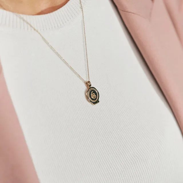 Stilnest Snake Seal Medaillon Halskette 45 cm Gold