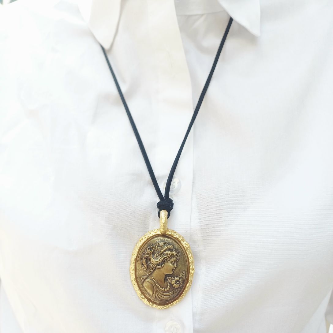 Alevá Bijoux Cammeo Anhänger bronzefarben mit Band