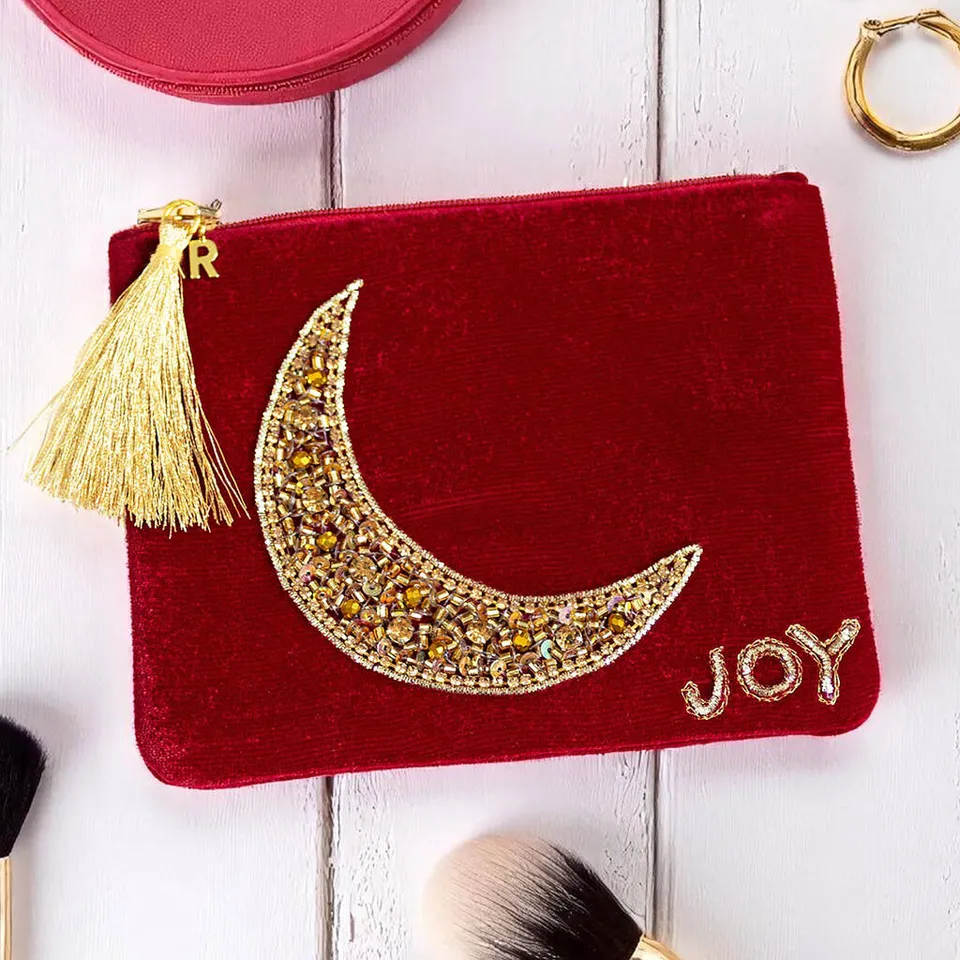 Joy by Corrine Smith Keepsake Charms Mond Samt Täschchen Initiale
