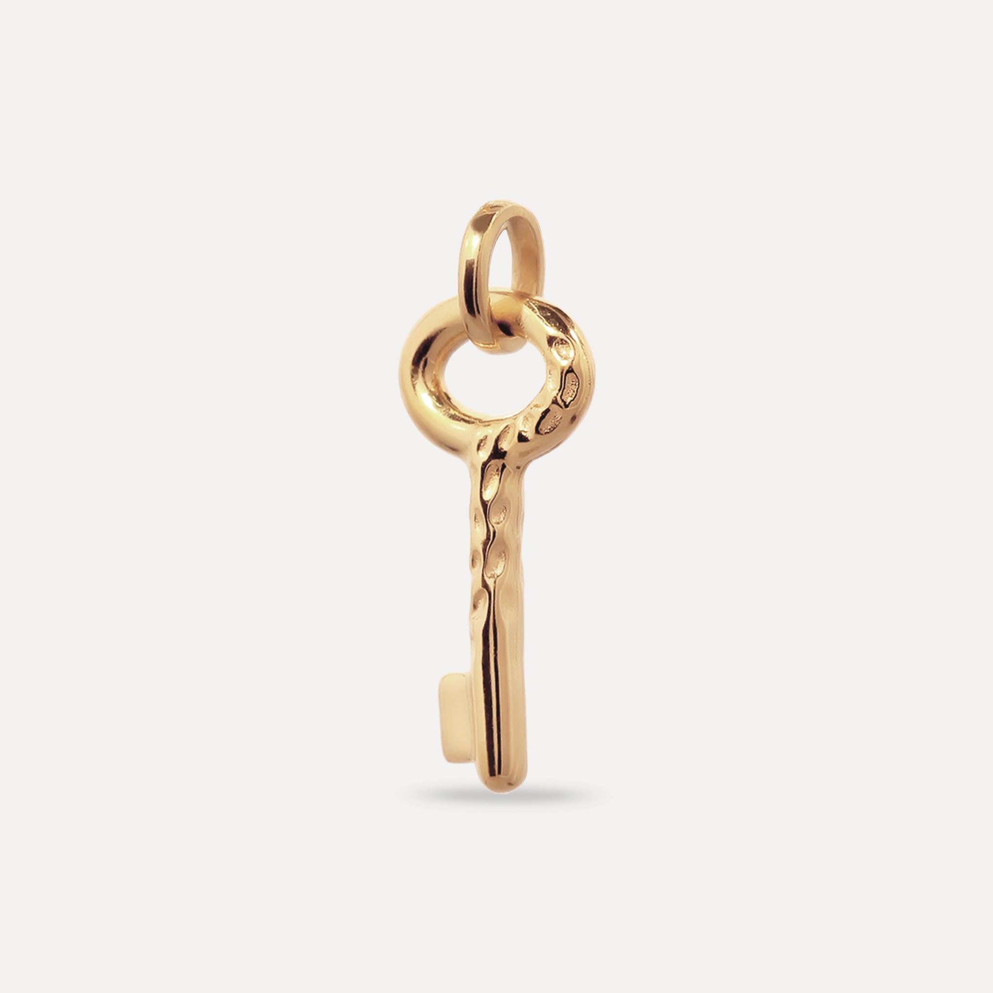Stilnest Key Charm Anhänger Gold Vermeil texturiert