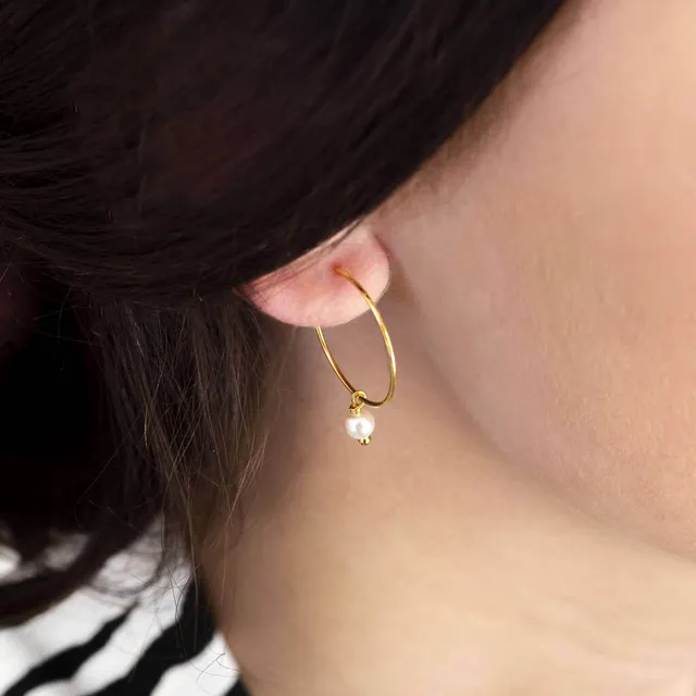 Joy by Corrine Smith Simple Gold Pearl Hoop Creolen Perle Gold