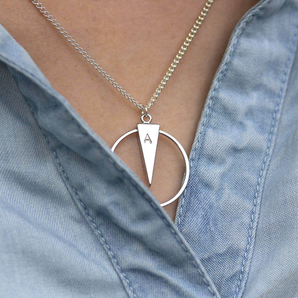 Joy by Corrine Smith Circle Spike Halskette Initiale Gold