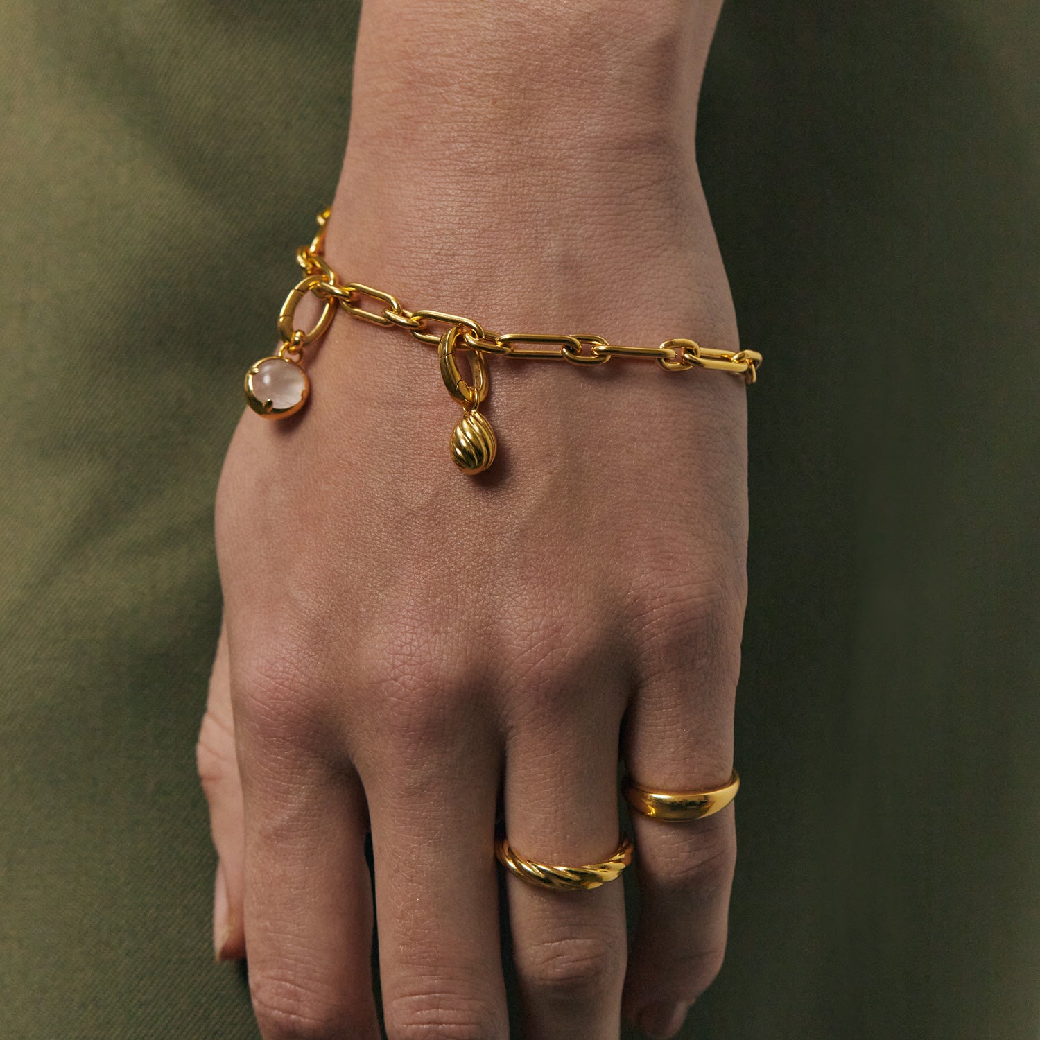 Stilnest Twisted Egg Charm Anhänger Gold