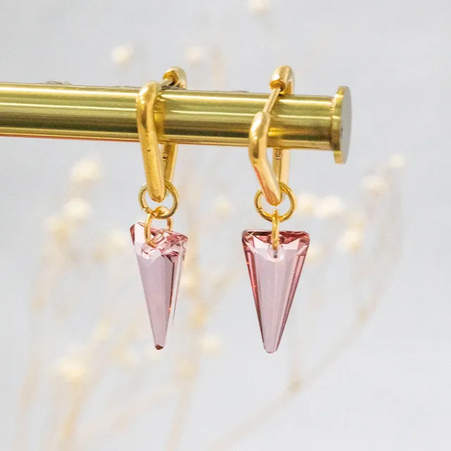 Joy by Corrine Smith Ero Pink Triangle Huggie Ohrringe Pink