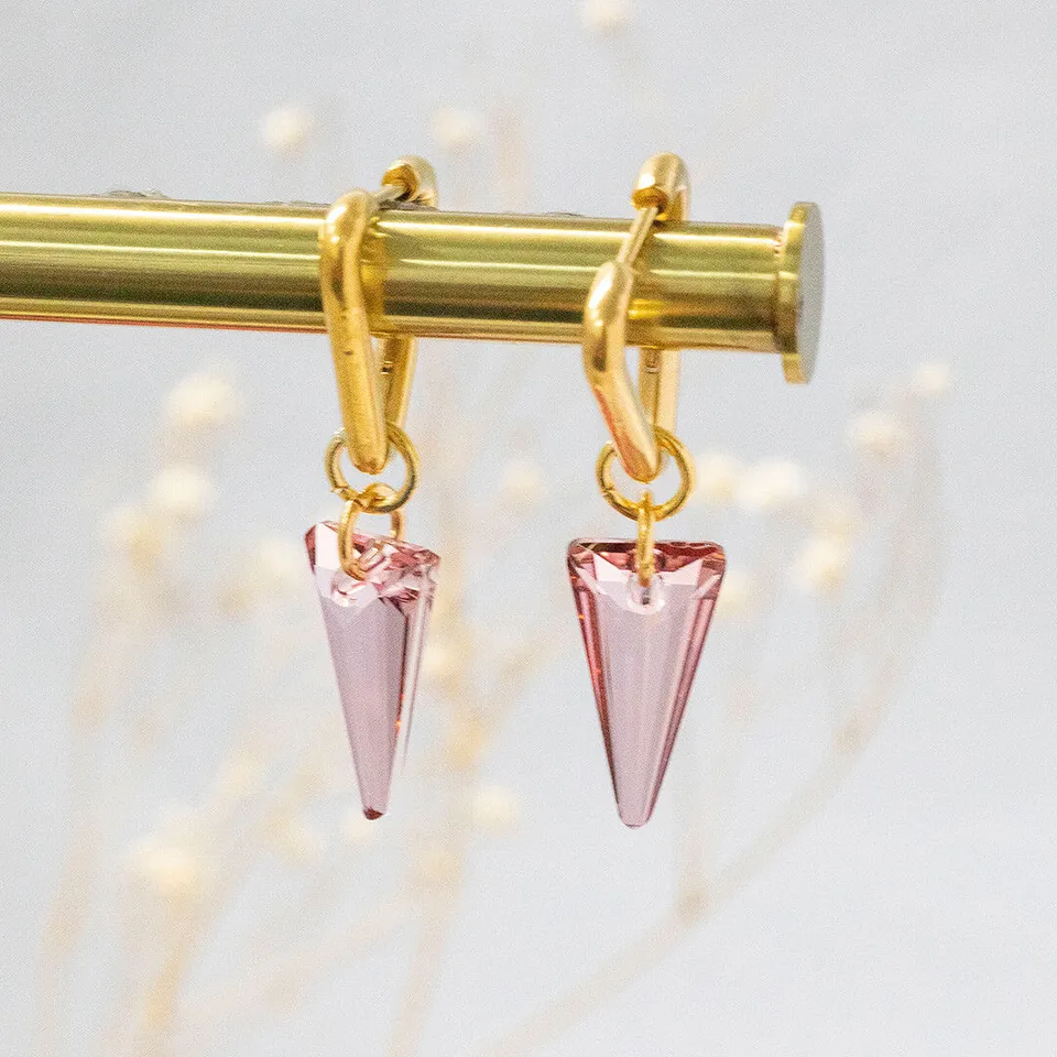 Joy by Corrine Smith Ero Pink Triangle Huggie Ohrringe Pink