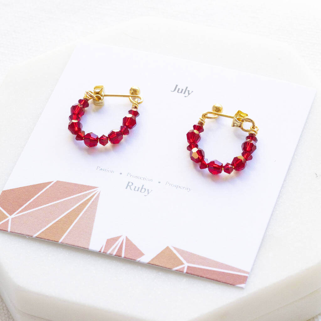 Joy by Corrine Smith Ruby Huggie Ohrringe Gold Juli