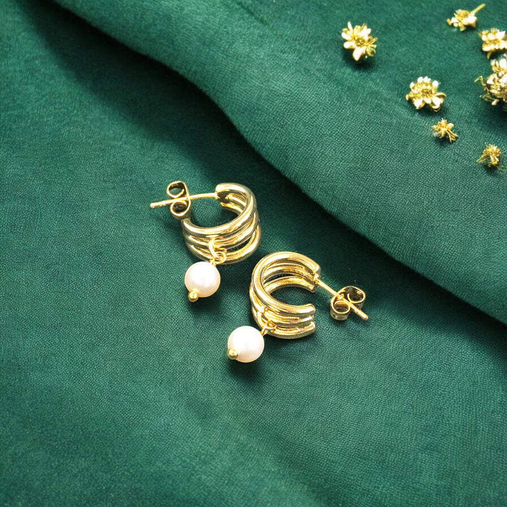 Joy by Corrine Smith Triple Hoop Ohrringe Gold Perle 1,2 cm