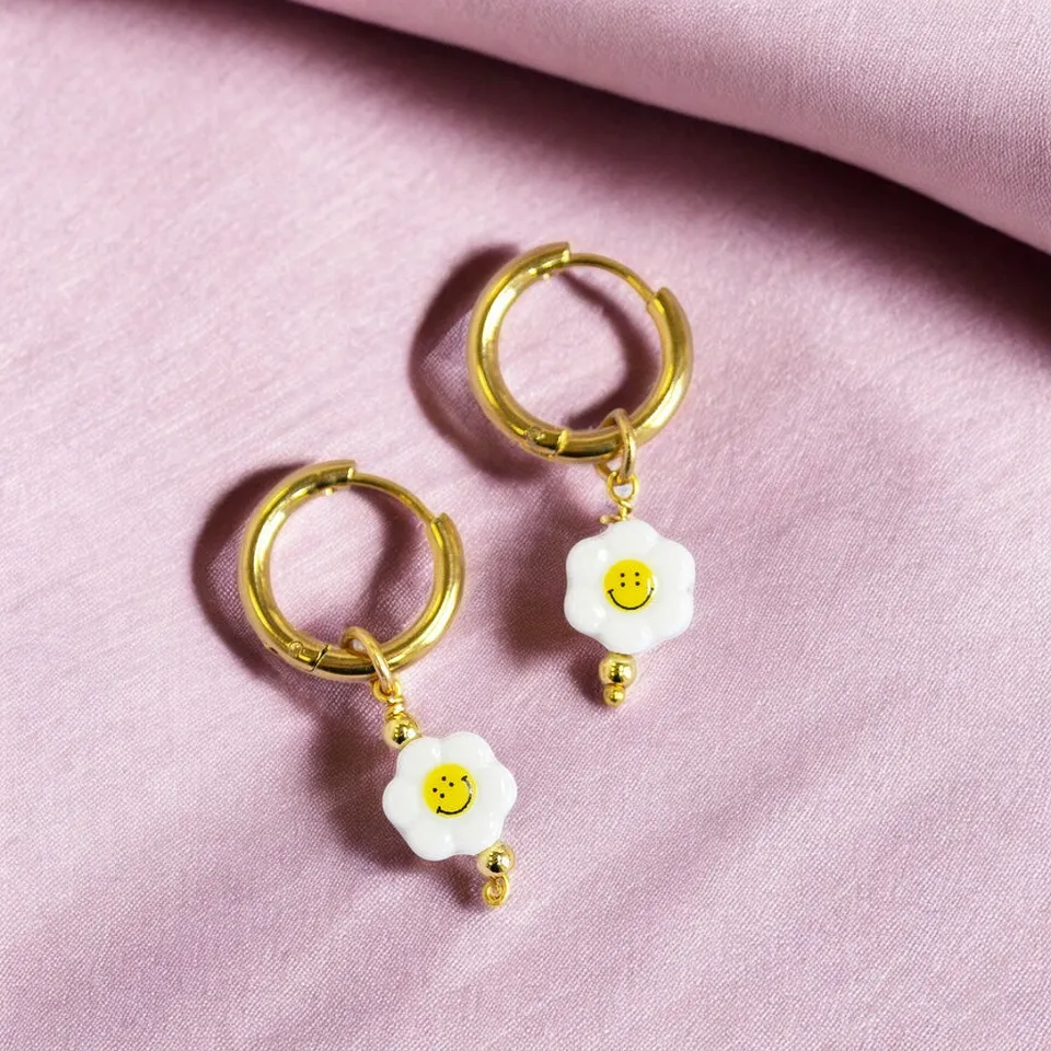 Joy by Corrine Smith Smiley Flower Huggie Creolen Gold Keramik