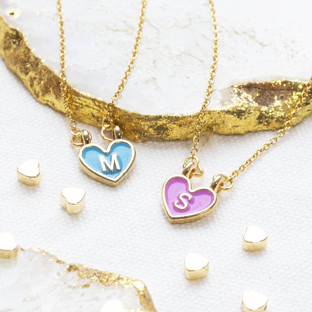 Joy by Corrine Smith Enamel Heart Initial Halskette Gold Herz