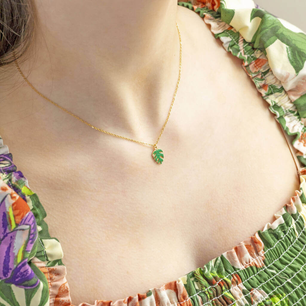 Joy by Corrine Smith Dainty Monstera Leaf Enamel Halskette Gold
