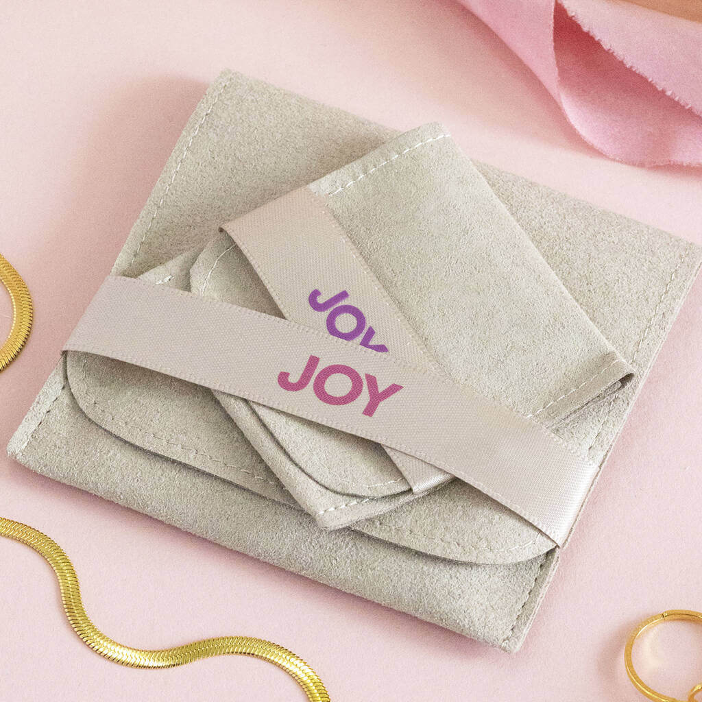 Joy by Corrine Smith Triangle Huggie Ohrringe schwarz Gold