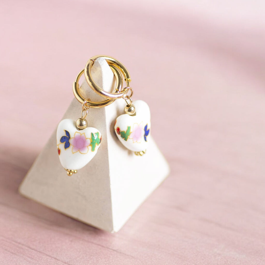 Joy by Corrine Smith Floral Porcelain Heart Huggie Ohrringe Gold