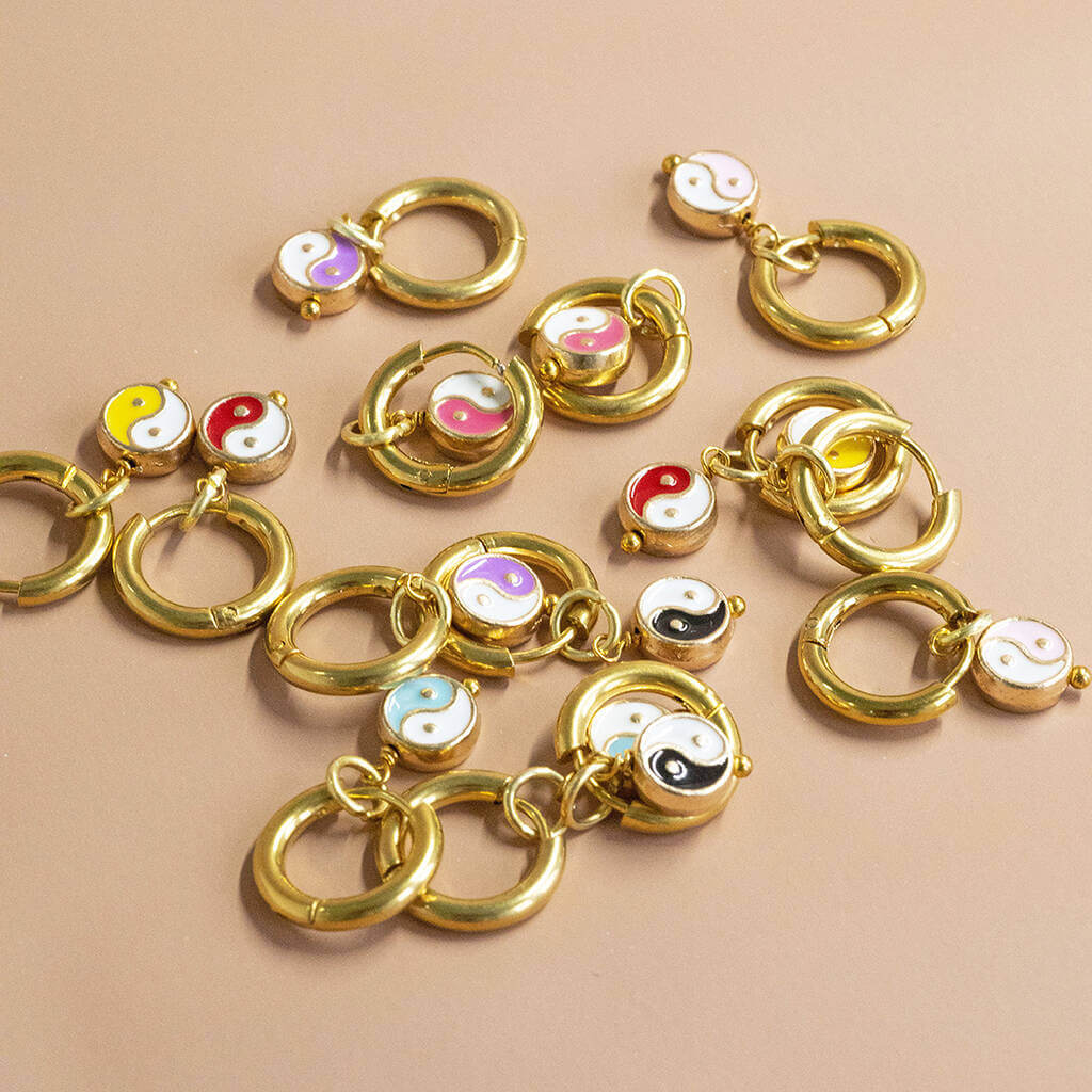 Joy by Corrine Smith Yin & Yang Huggie Hoop Ohrringe Gold