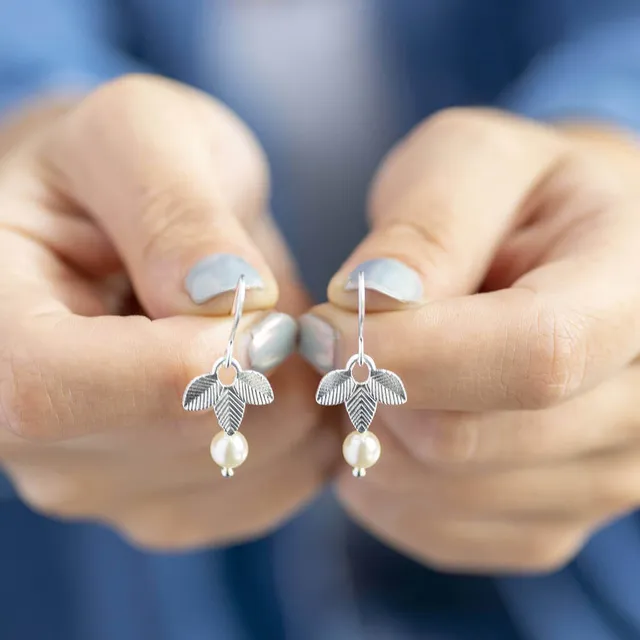 Joy Triple Leaf Pearl Drop Ohrringe Silber Perle