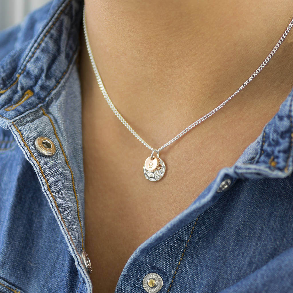 Joy by Corrine Smith Hammered Disc Initial Halskette Gold