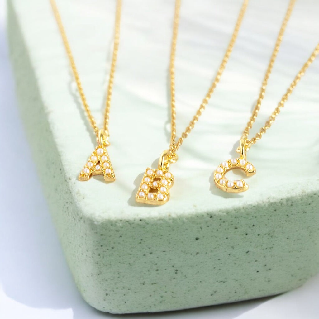 Joy by Corrine Smith Dainty Pearl Initial Halskette Gold