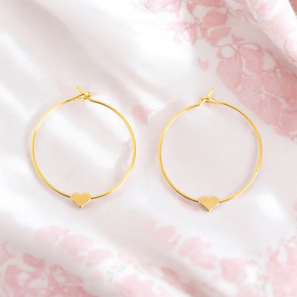 Joy by Corrine Smith Tiny Heart Hoop Ohrringe Gold Herz 2,5 cm