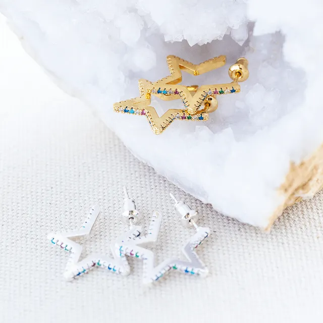 Joy by Corrine Smith Rainbow Star Huggie Ohrringe Gold