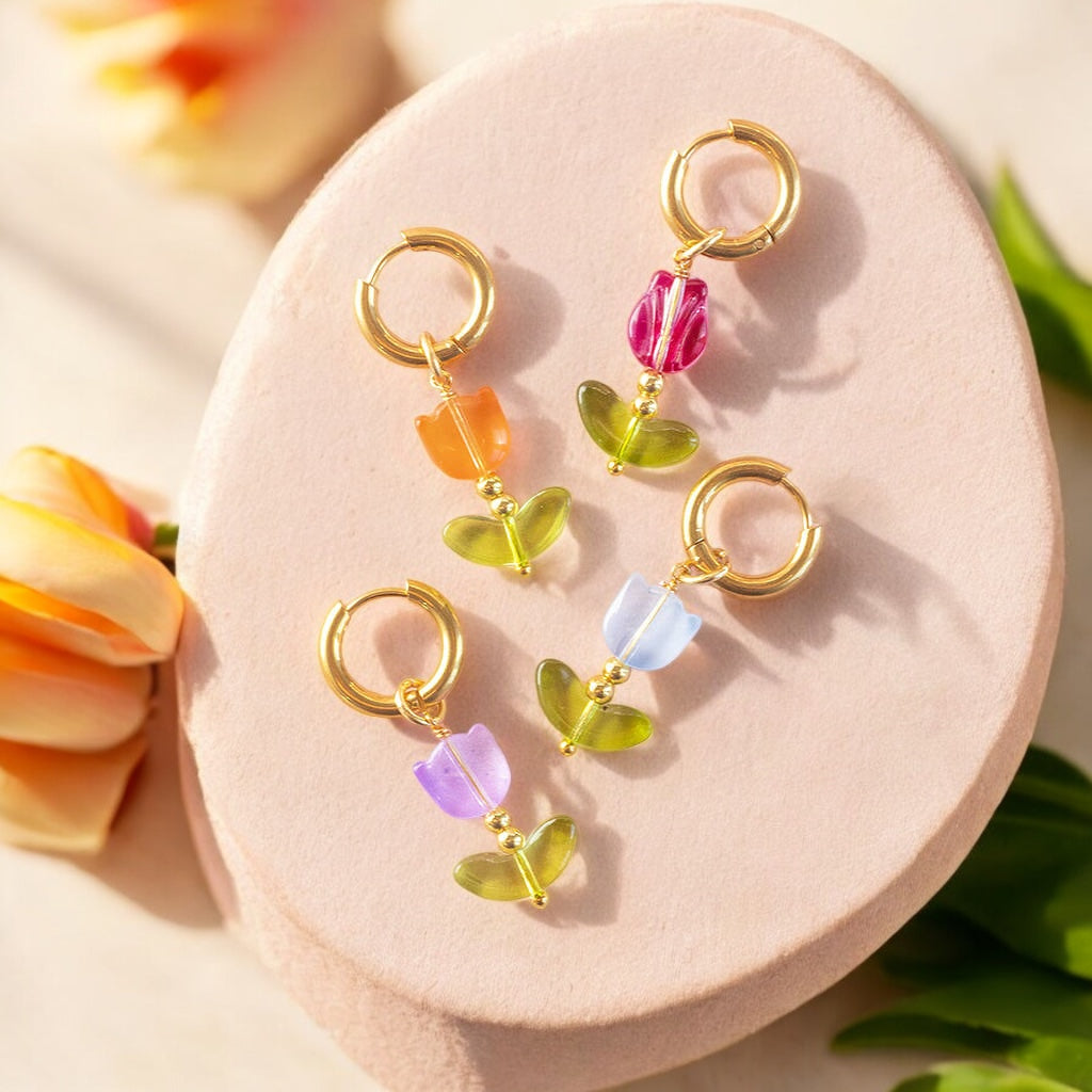Joy by Corrine Smith Tulip Huggie Hoop Ohrringe Gold