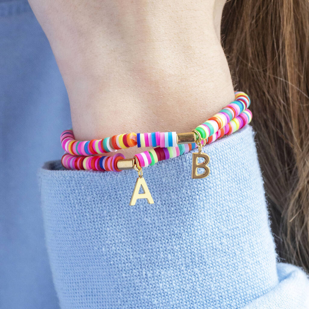 Joy by Corrine Smith Disc Stretch Armband Bunt Initial