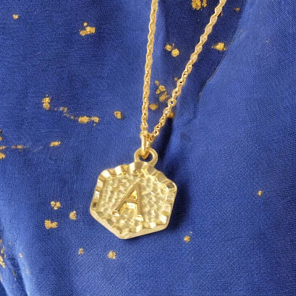 JOY by Corrine Smith Hexagon Initial Halskette Gold 40-45 cm