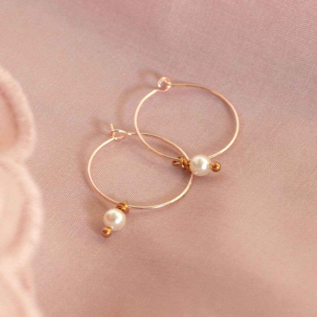 Joy by Corrine Smith Simple Gold Pearl Hoop Creolen Perle Gold