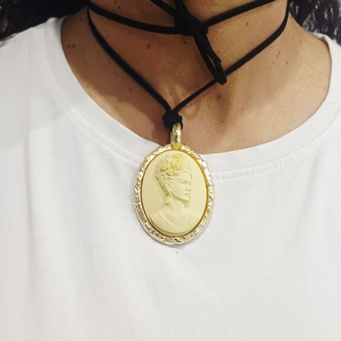 Alevá Bijoux Cammei Frida Khalo Anhänger Gold elfenbein