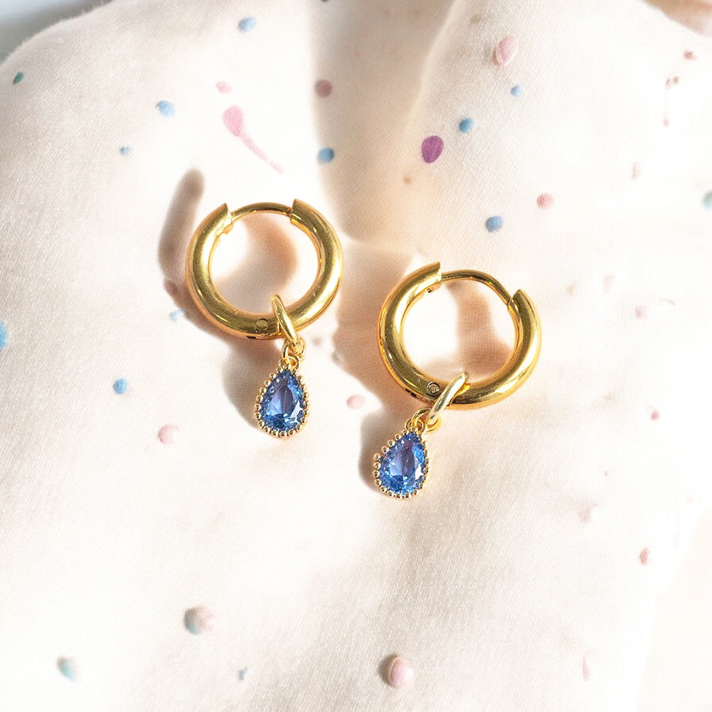 Joy by Corrine Smith Huggie Hoop Ohrringe Gold Geburtsstein