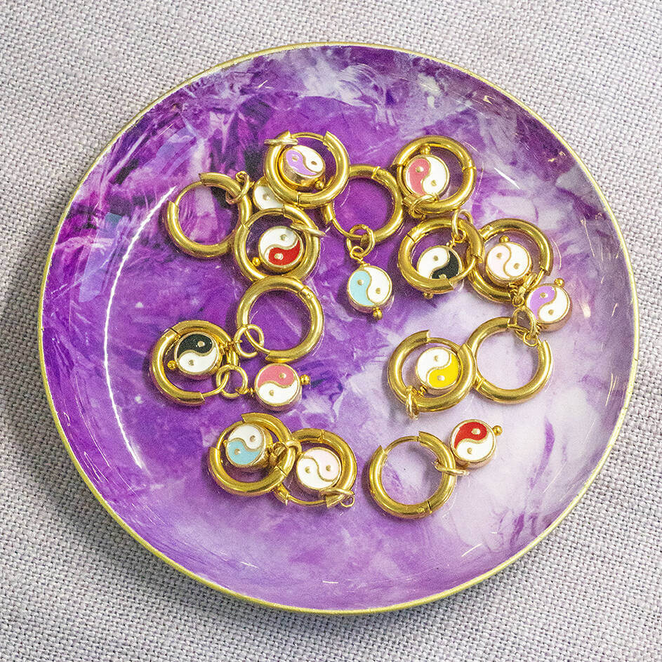 Joy by Corrine Smith Yin & Yang Huggie Hoop Ohrringe Gold