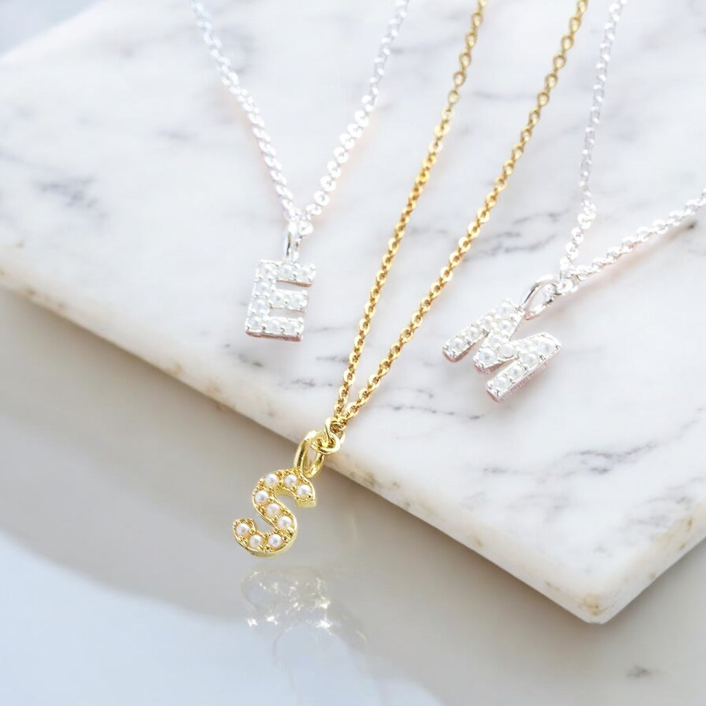Joy by Corrine Smith Dainty Pearl Initial Halskette Gold