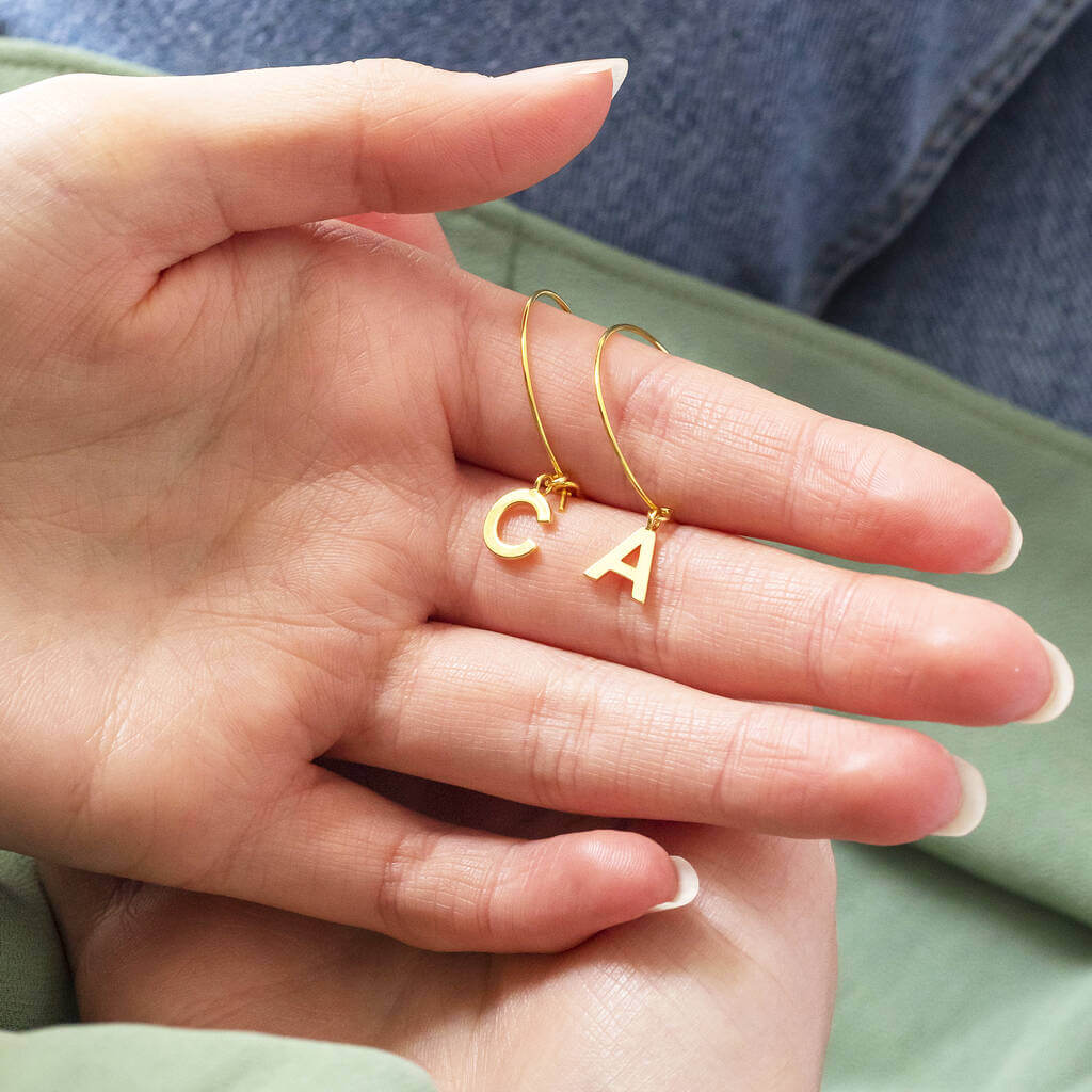 Joy by Corrine Smith Initial Charm Creolen Gold Buchstaben