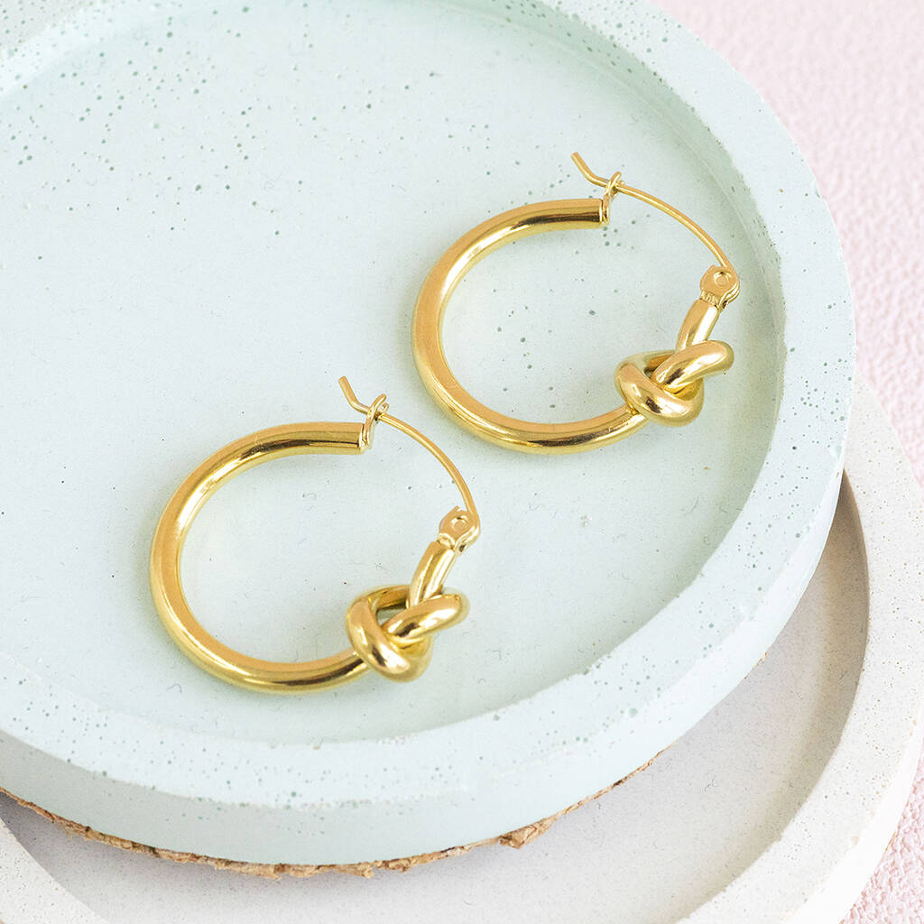 Joy by Corrine Smith Friendship Knot Creolen Gold Edelstahl Knoten