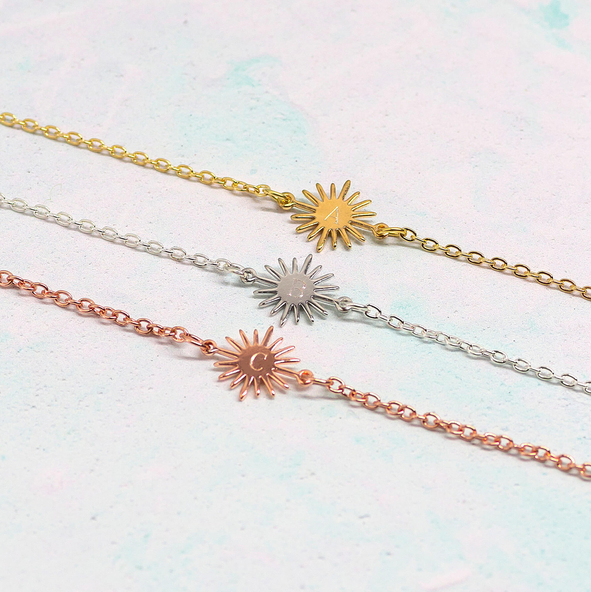 JOY by Corrine Smith Sunburst Armband Gold Initiale personalisiert